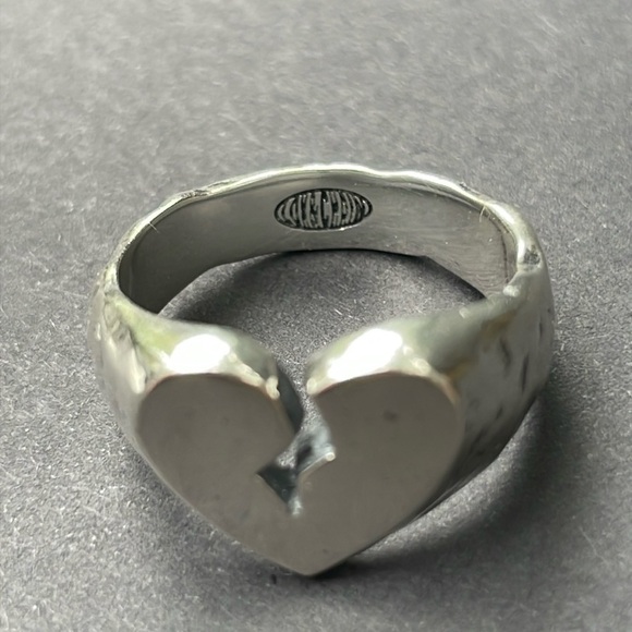 *NEW* Broken Heart Signet Ring UNISEX - size 6.5 - Picture 3 of 8
